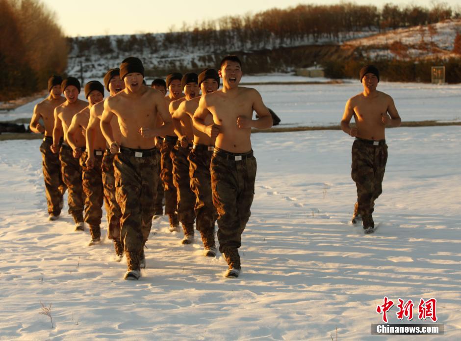 邊防官兵零下10度赤膊進行雪浴抗寒訓(xùn)練