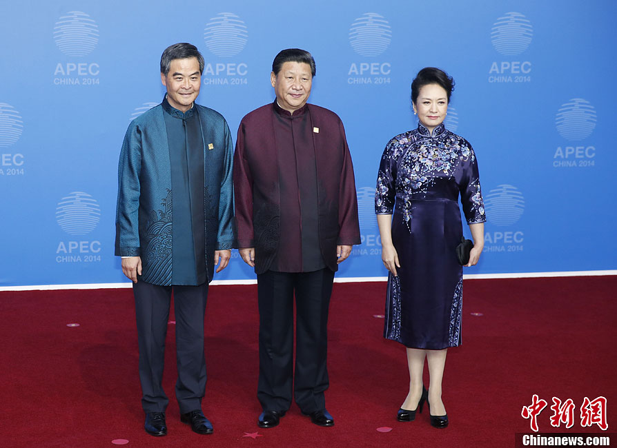 圖為習(xí)近平夫婦歡迎中國香港特別行政區(qū)行政長官梁振英。中新社發(fā) 杜洋 攝