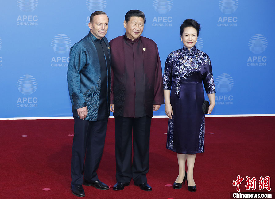圖為習(xí)近平夫婦歡迎澳大利亞總理阿博特。中新社發(fā) 杜洋 攝
