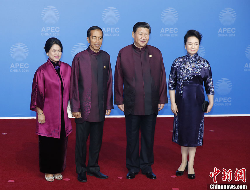 圖為習(xí)近平夫婦歡迎印度尼西亞總統(tǒng)佐科·維多多。中新社發(fā) 杜洋 攝