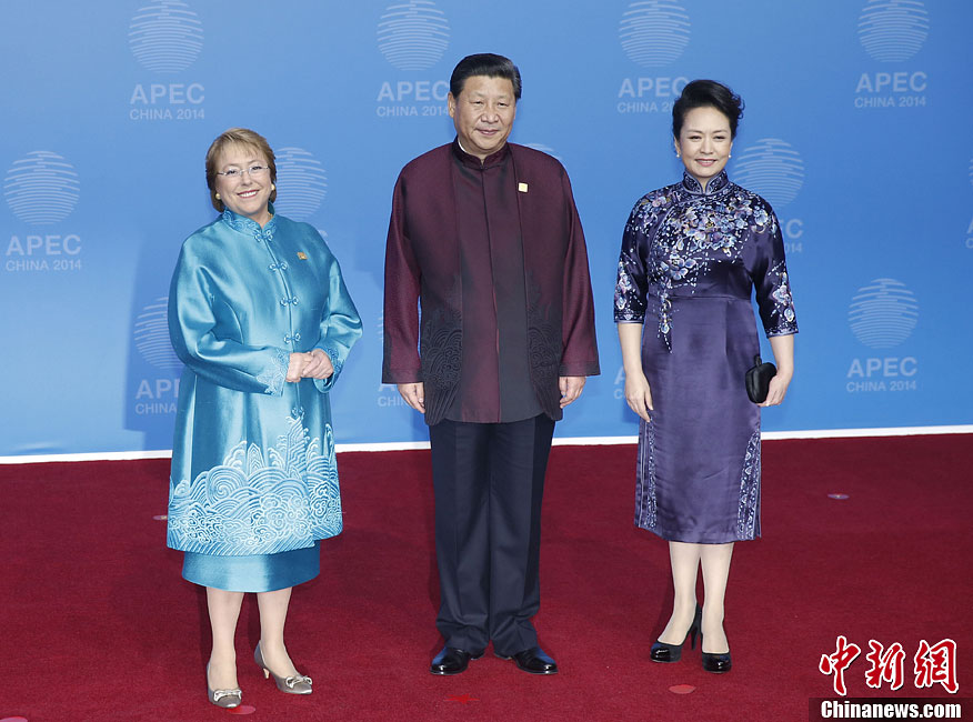 圖為習(xí)近平夫婦歡迎智利總統(tǒng)巴切萊特。中新社發(fā) 杜洋 攝
