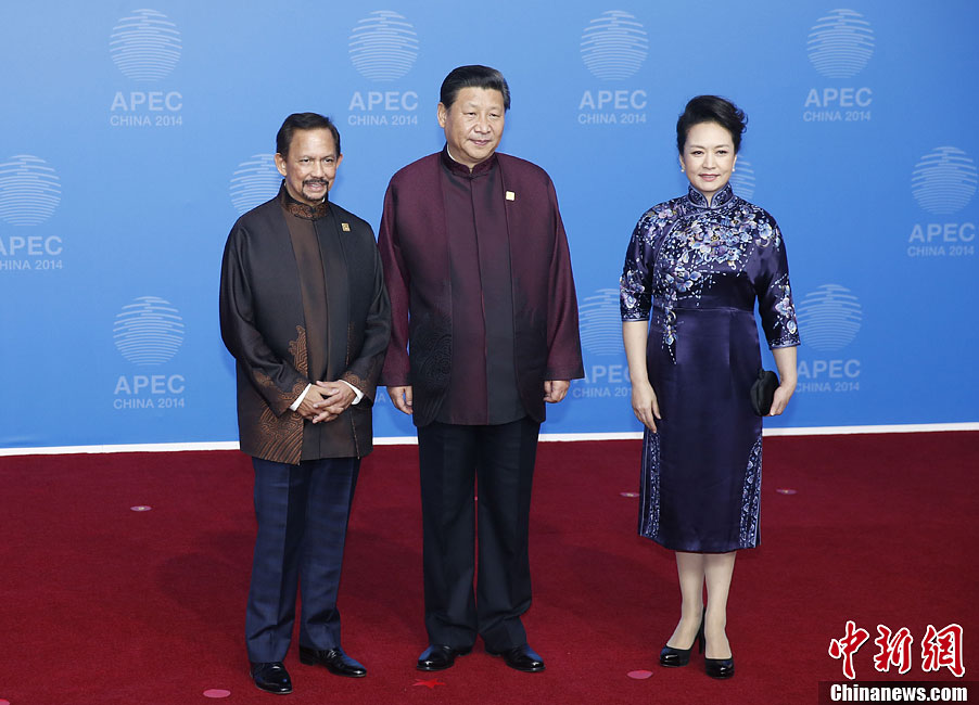 圖為習(xí)近平夫婦歡迎文萊蘇丹哈桑納爾。中新社發(fā) 杜洋 攝