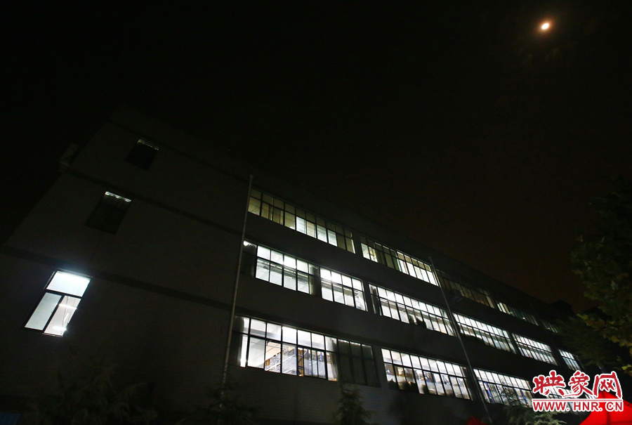 夜已深，燈火通明的大廳內(nèi)卻熱火朝天