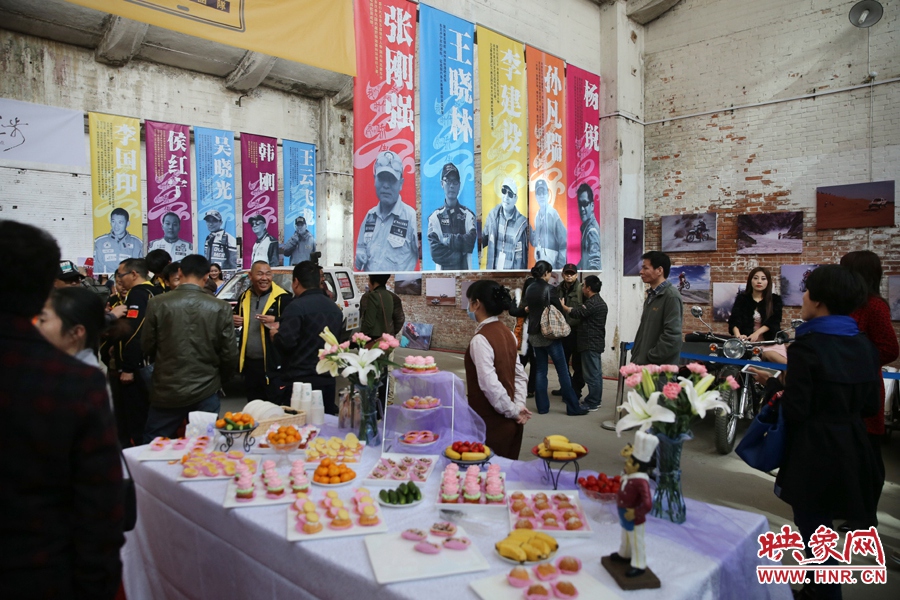 影展現(xiàn)場介紹河南籍賽車的手條幅掛滿展室。