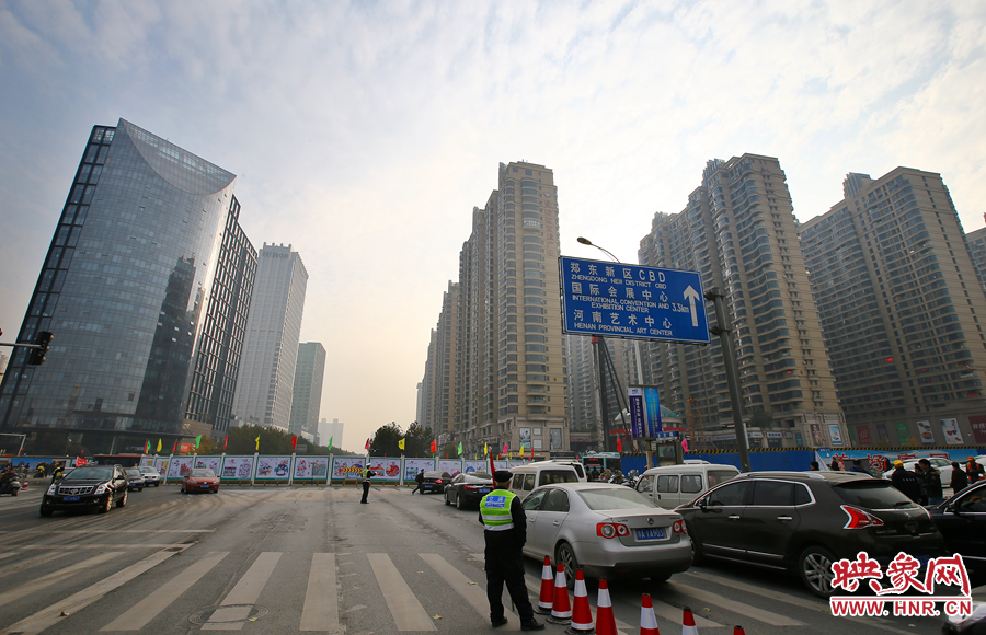 由于圍擋，汽車司機看不到對面的紅綠燈，車輛通行全靠交警現(xiàn)場指揮