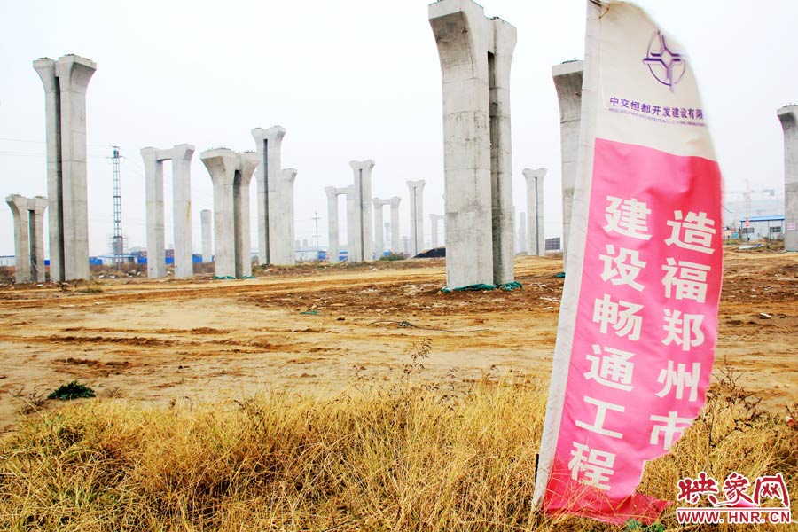 施工現(xiàn)場(chǎng)還插放著“建設(shè)暢通鄭州，造福鄭州市民”的條幅。