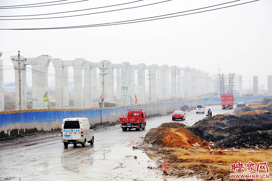 鄭平路柴郭轉(zhuǎn)盤處以及圍擋兩邊預(yù)留的道路坑坑洼洼，無人維護(hù)，造成事故頻發(fā)，經(jīng)常堵車。