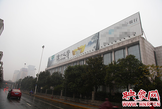 河南省人民會(huì)堂南面戶外廣告。