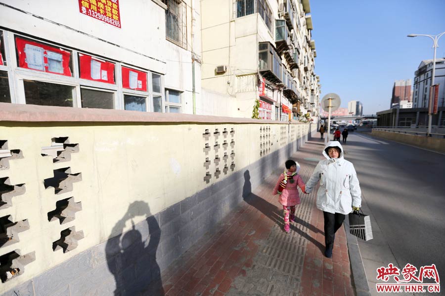 市民從墻外走過。