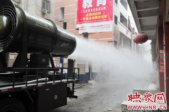 針對造成霧霾的主兇“建筑工地?fù)P塵”，“霧炮車”降塵除塵效果能到到80%。