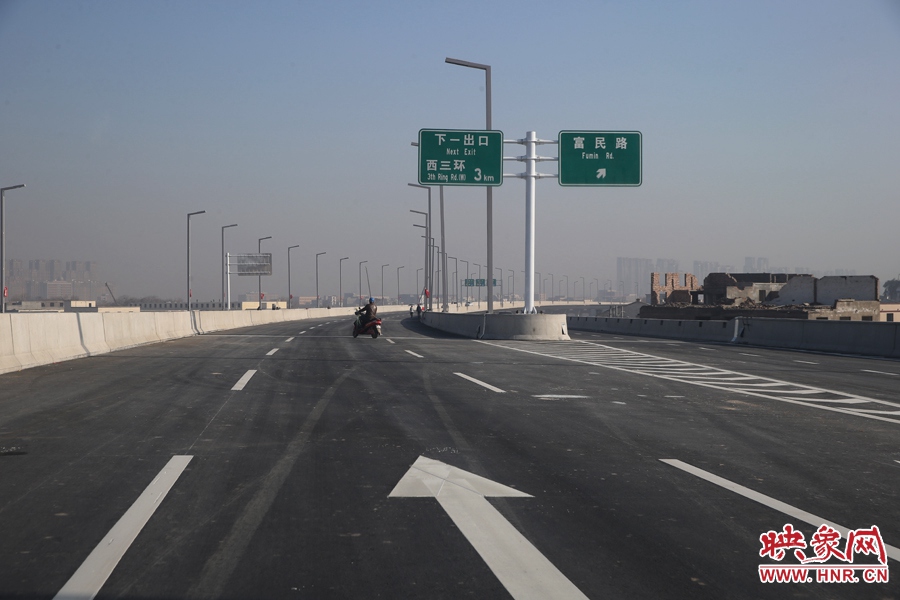西三環(huán)方向與富民路出口。