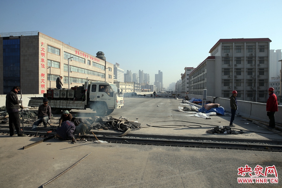 由西向東方向，嵩山南路出口以東，仍在緊張施工中。