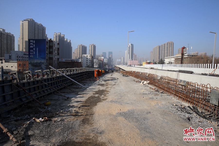 由西向東方向，嵩山南路出口以東，仍在緊張施工中。