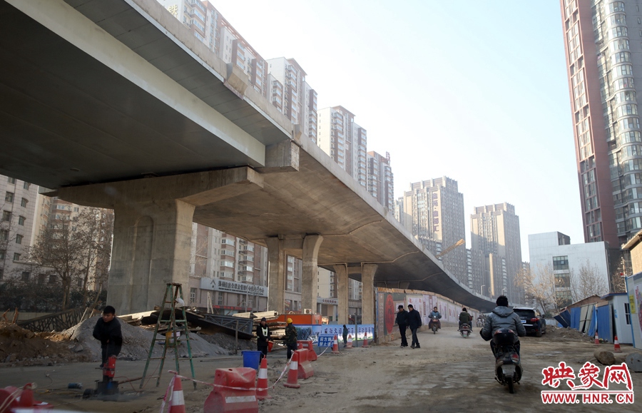 由西向東方向，嵩山南路出口以東，仍在緊張施工中。