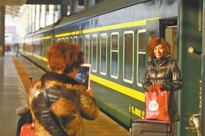 鄭州火車站又見綠皮車,車前留個影。