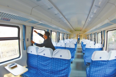 硬座車廂 藍色座套，清清爽爽。
