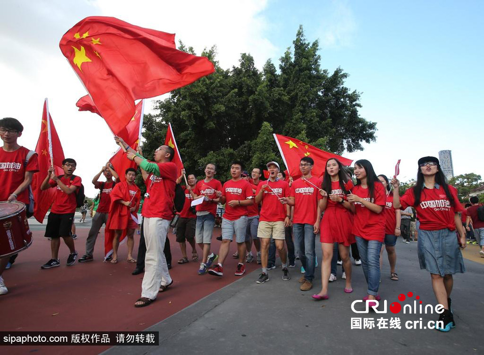 賽前中國(guó)球迷揮舞國(guó)旗進(jìn)場(chǎng)，為國(guó)足助威。
