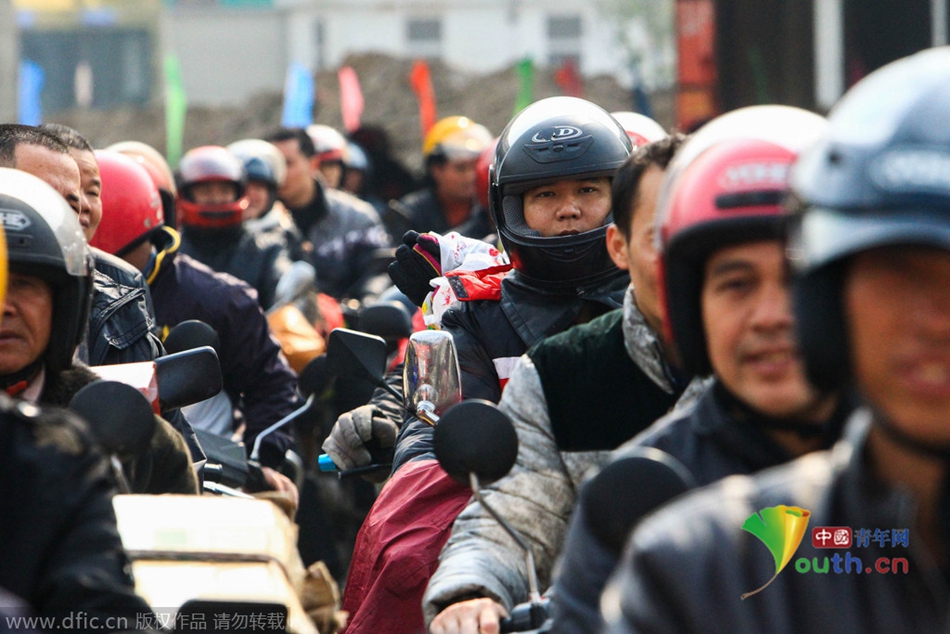 2015年2月10日，廣東佛山，順德龍山加油站為返鄉(xiāng)摩托車免費(fèi)加油。