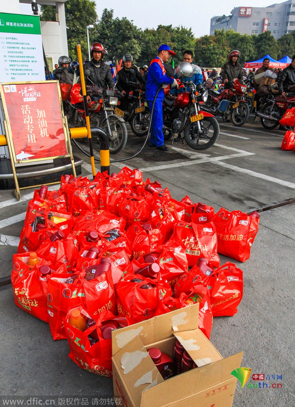 2015年2月10日，廣東佛山，順德龍山加油站為返鄉(xiāng)摩托車免費(fèi)加油。