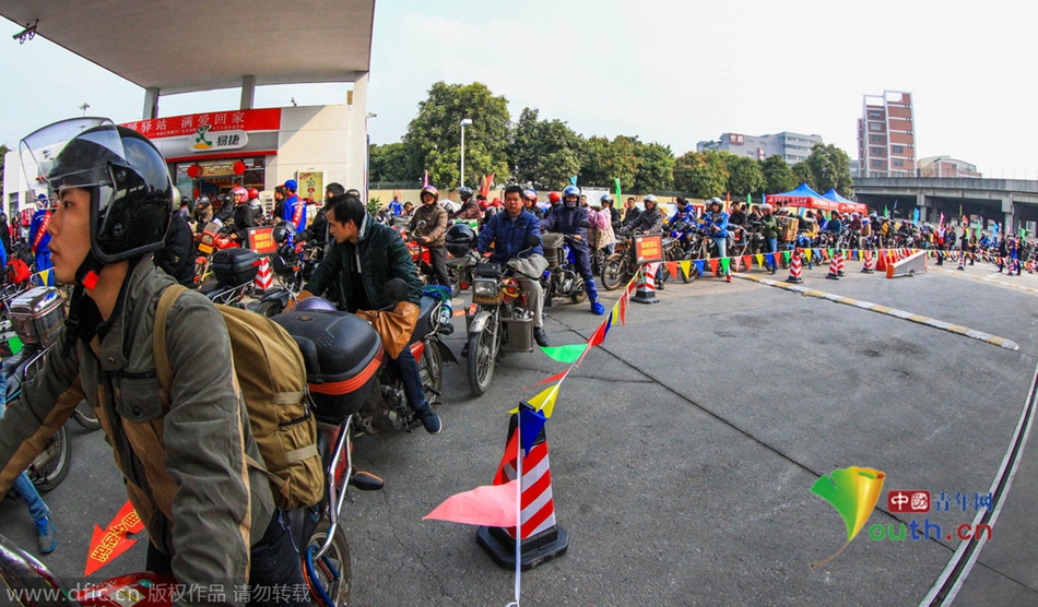 2015年2月10日，廣東佛山，順德龍山加油站為返鄉(xiāng)摩托車免費(fèi)加油。