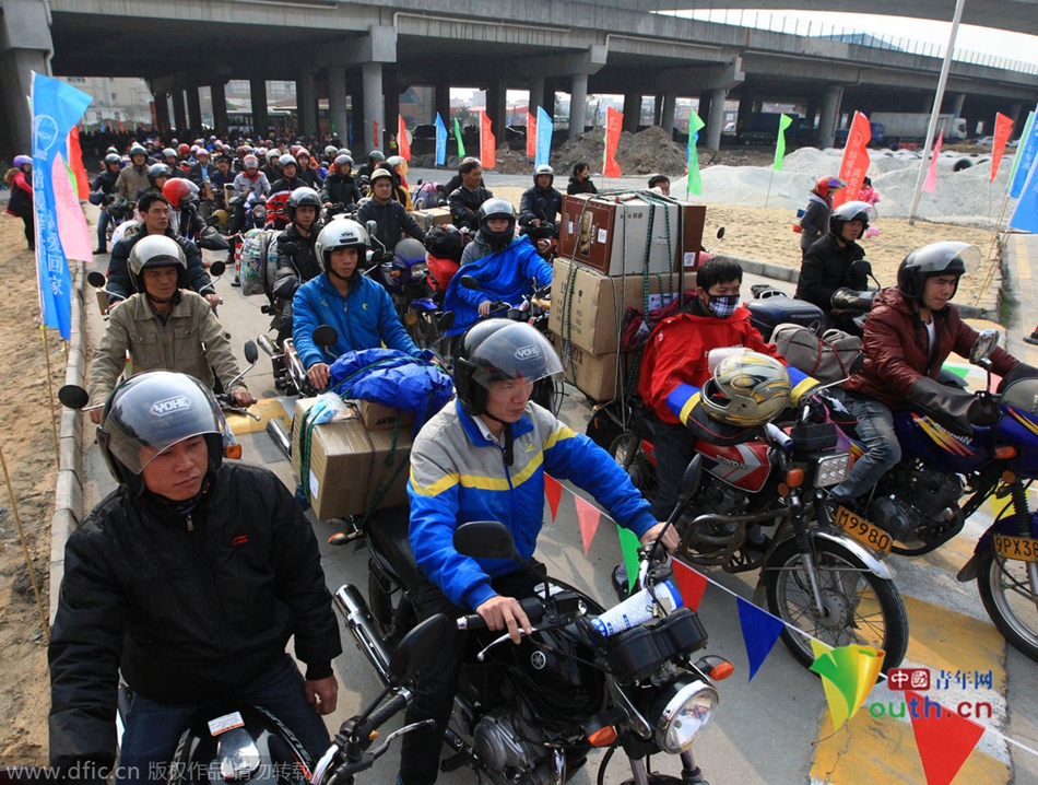 2015年2月10日，廣東佛山，順德龍山加油站為返鄉(xiāng)摩托車免費(fèi)加油。