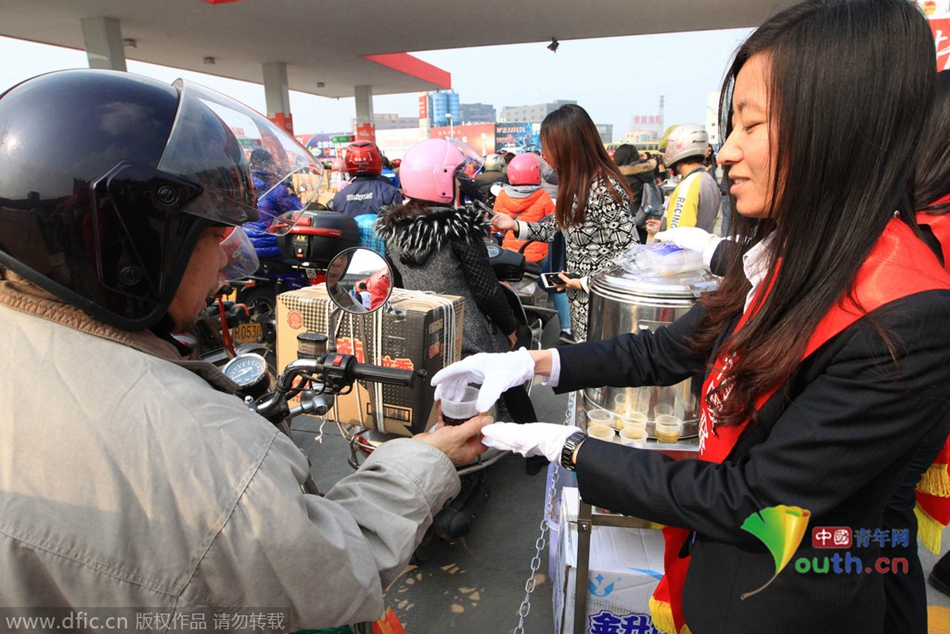 2015年2月10日，廣東佛山，順德龍山加油站為返鄉(xiāng)摩托車免費(fèi)加油。