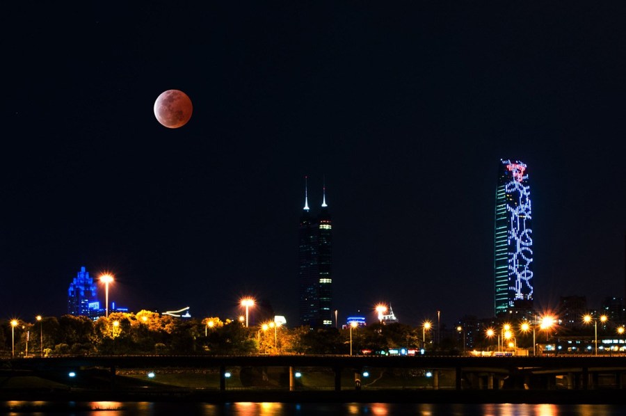 4月4日，深圳，月全食，一輪紅月亮現(xiàn)身夜空。（合成）鄧飛/CFP
