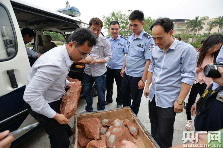 市文化綜合執(zhí)法大隊工作人員和110公安干警也迅速趕到現(xiàn)場維持秩序。
