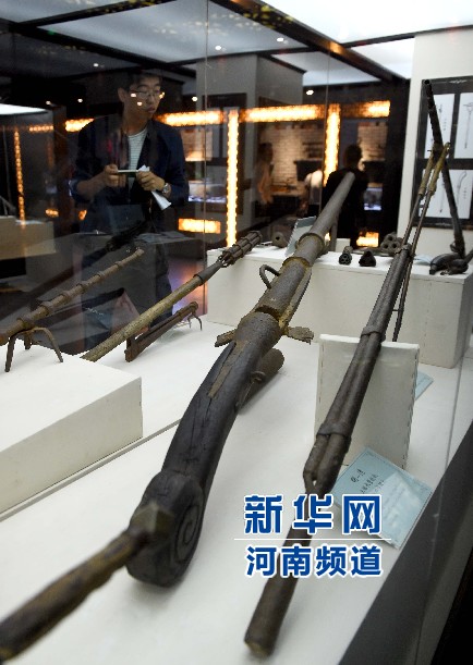 4月26日，參觀者在兵器展覽館內(nèi)參觀。
