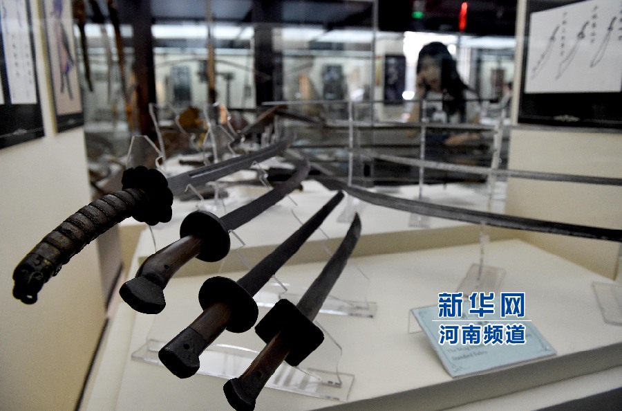 4月26日，參觀者在兵器展覽館內(nèi)參觀。