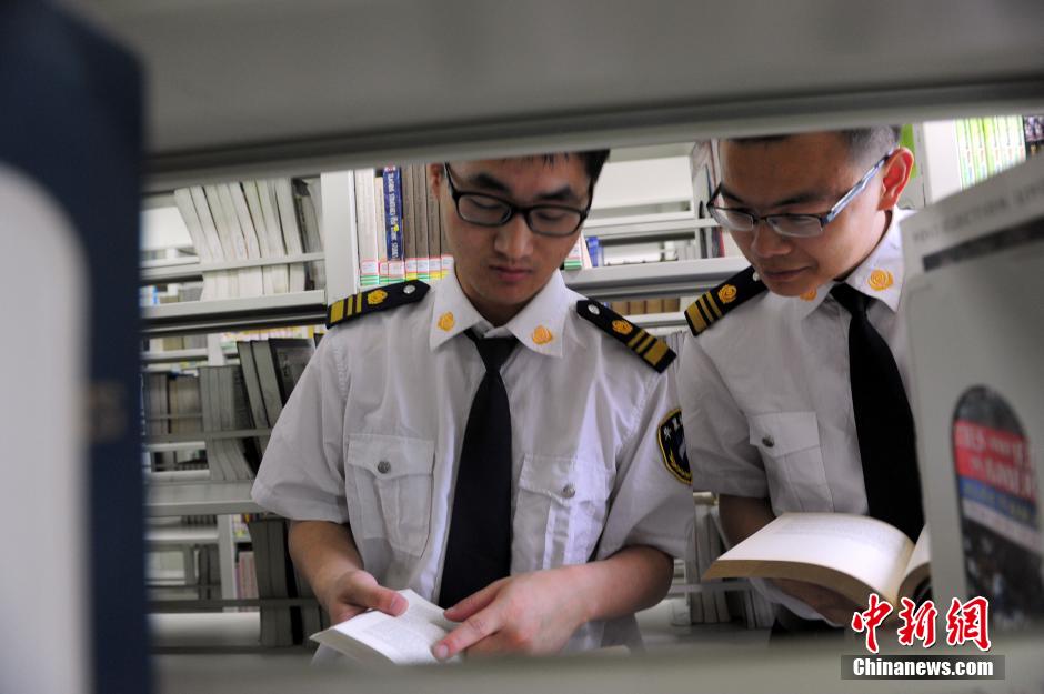 5月8日，武漢輕工大學圖書館保安吳濤與江力在圖書館交流學習。