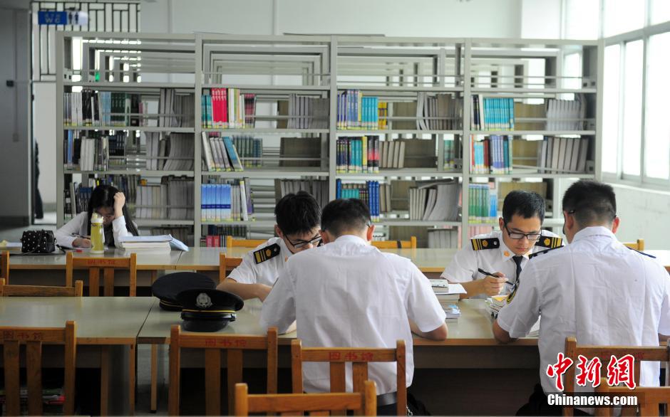 5月8日，武漢輕工大學保安黃凱在圖書館巡查。中新社發(fā) 張暢 攝