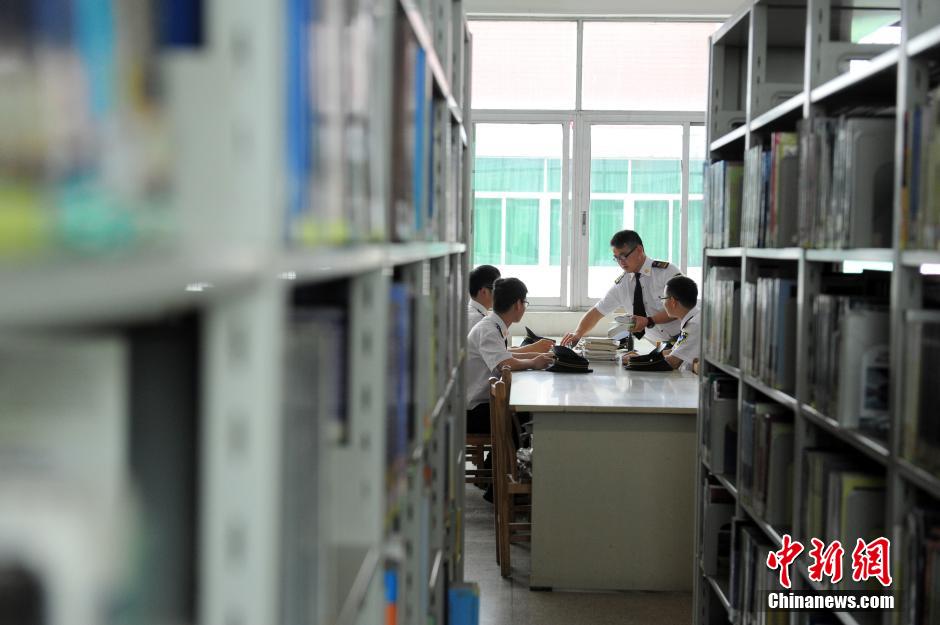 5月8日，武漢輕工大學保安吳濤、江力、黃凱、萬文杰在圖書館學習中。中新社發(fā) 張暢 攝