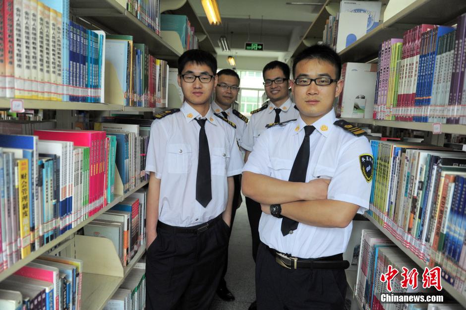 　5月8日，武漢輕工大學圖書館保安吳濤、江力、黃凱、萬文杰。中新社發(fā) 張暢 攝
