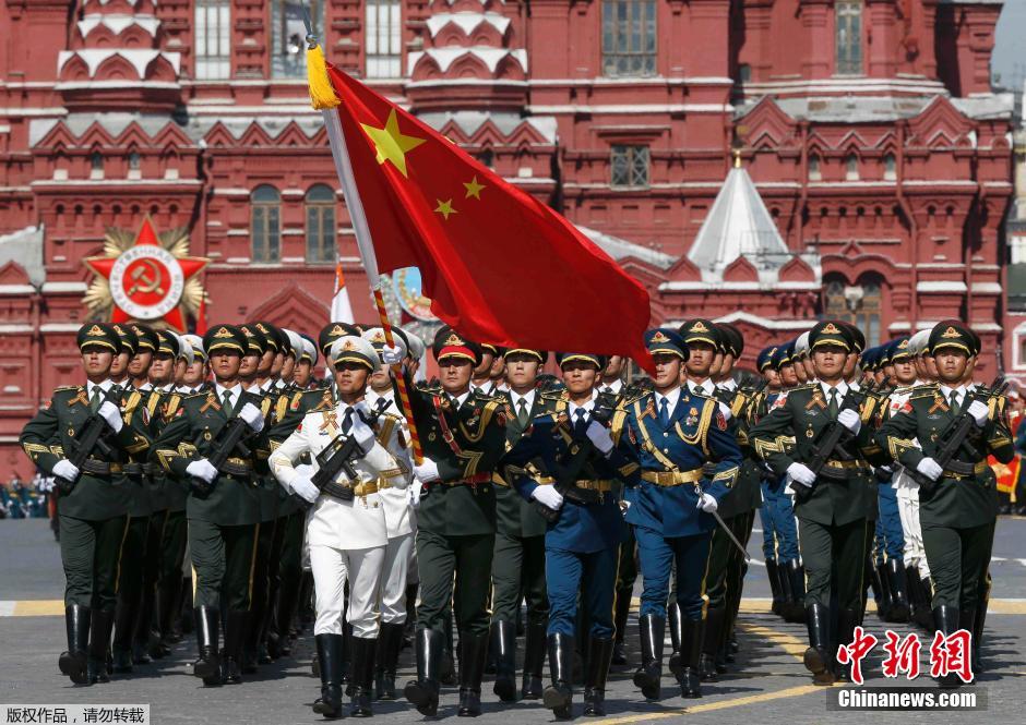 解放軍三軍儀仗隊參加紅場閱兵。