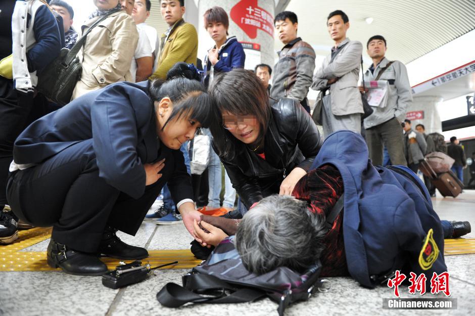74歲老太地鐵站臺(tái)摔倒稱“有老保，不訛人”