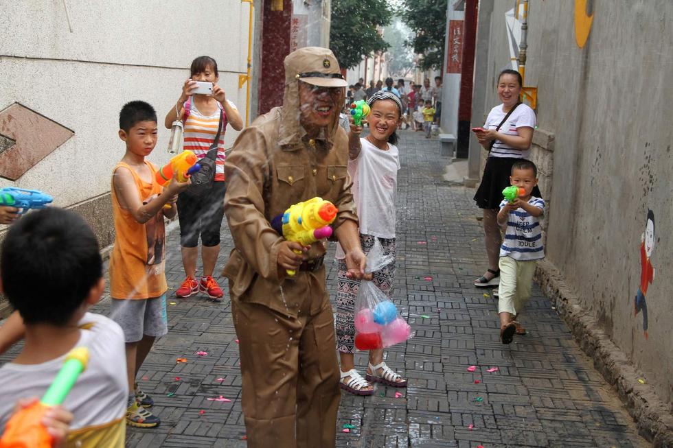 孩子們扮成八路軍手持水槍打鬼子。