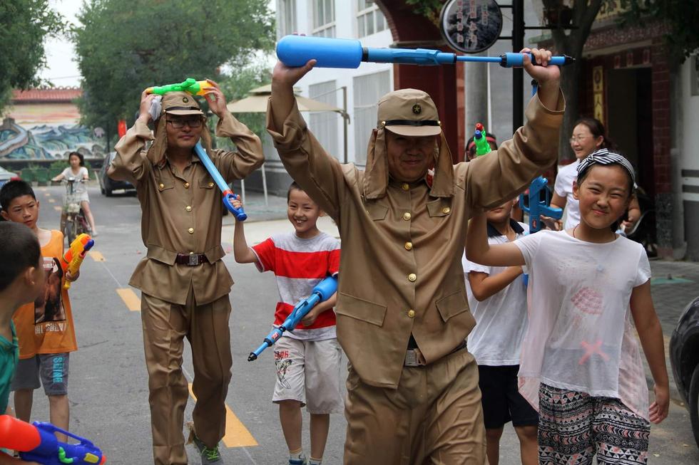 最終幾名鬼子被八路軍制服，被押著游街示眾，以此慶?？谷諔?zhàn)爭(zhēng)勝利70周年。