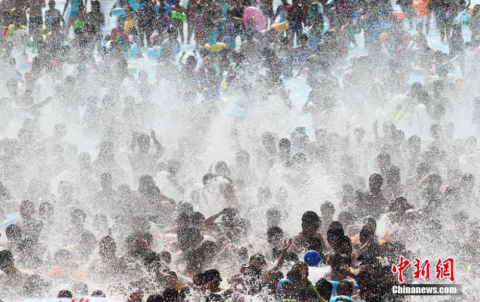 8月1日，民眾扎堆在南京湯山歡樂(lè)水魔方水上樂(lè)園戲水，享受“冰火兩重天”的涼爽和激情。連日來(lái)，中國(guó)大部分地區(qū)迎來(lái)高溫天氣。
