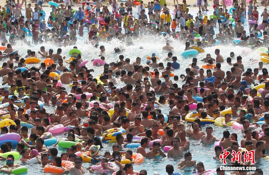 8月1日，民眾扎堆在南京湯山歡樂(lè)水魔方水上樂(lè)園戲水，享受“冰火兩重天”的涼爽和激情。連日來(lái)，中國(guó)大部分地區(qū)迎來(lái)高溫天氣。