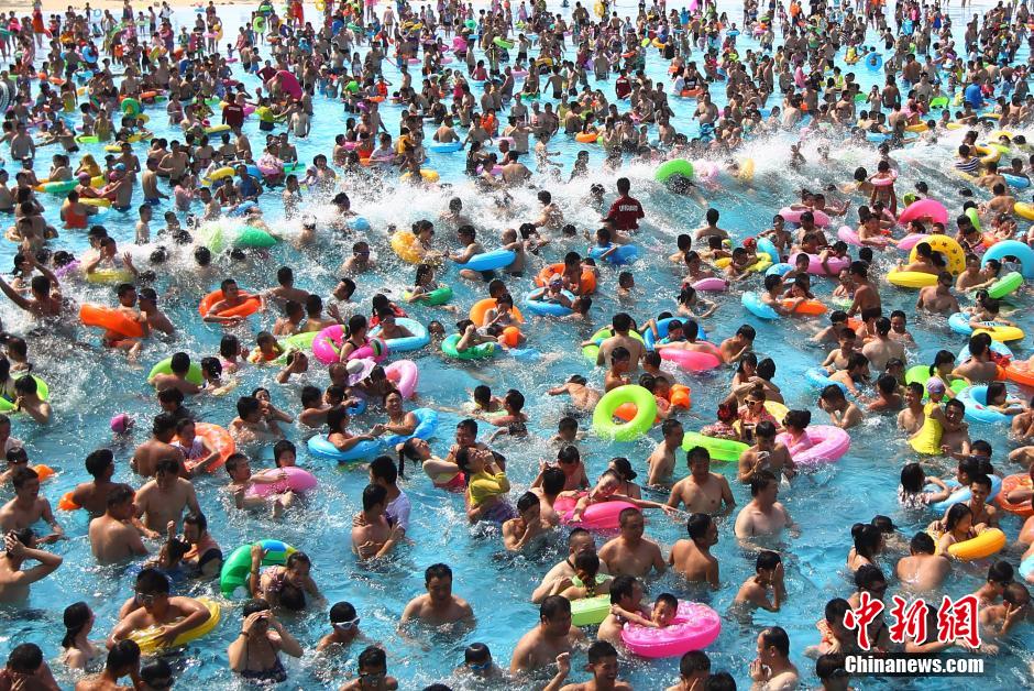 8月1日，民眾扎堆在南京湯山歡樂(lè)水魔方水上樂(lè)園戲水，享受“冰火兩重天”的涼爽和激情。連日來(lái)，中國(guó)大部分地區(qū)迎來(lái)高溫天氣。