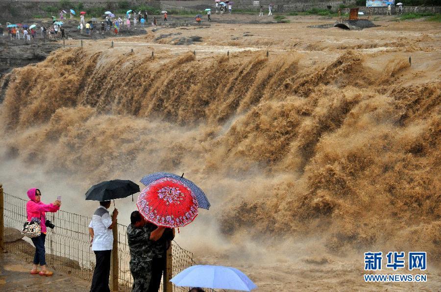 8月2日，游客在山西吉縣黃河壺口瀑布景區(qū)游覽觀瀑。