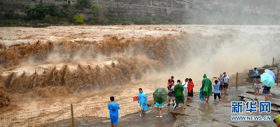 8月2日，游客在山西吉縣黃河壺口瀑布景區(qū)游覽觀瀑。