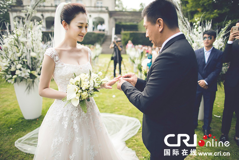 李小冉比利時(shí)辦婚禮 朱丹、鐘欣潼、應(yīng)采兒做伴娘