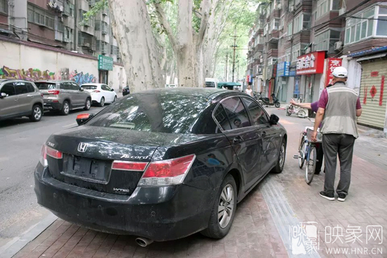 男子的車牌因是外地牌照，被小偷盜走。