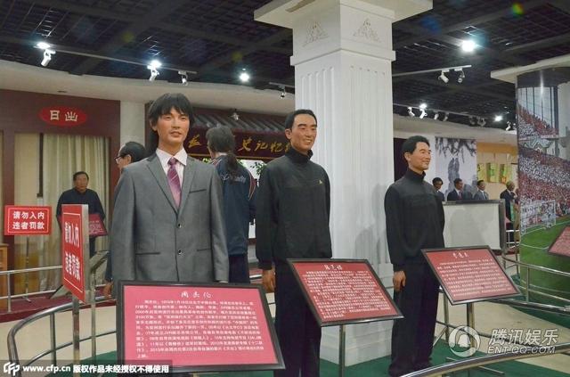 “華鎣山中外名人蠟像館”中的蠟像，被網(wǎng)友稱(chēng)作“華鎣山農(nóng)貿(mào)服裝發(fā)布會(huì)”。