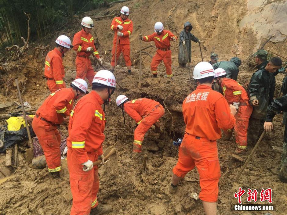 8月19日，救援人員正在全力搜尋被埋遇難者