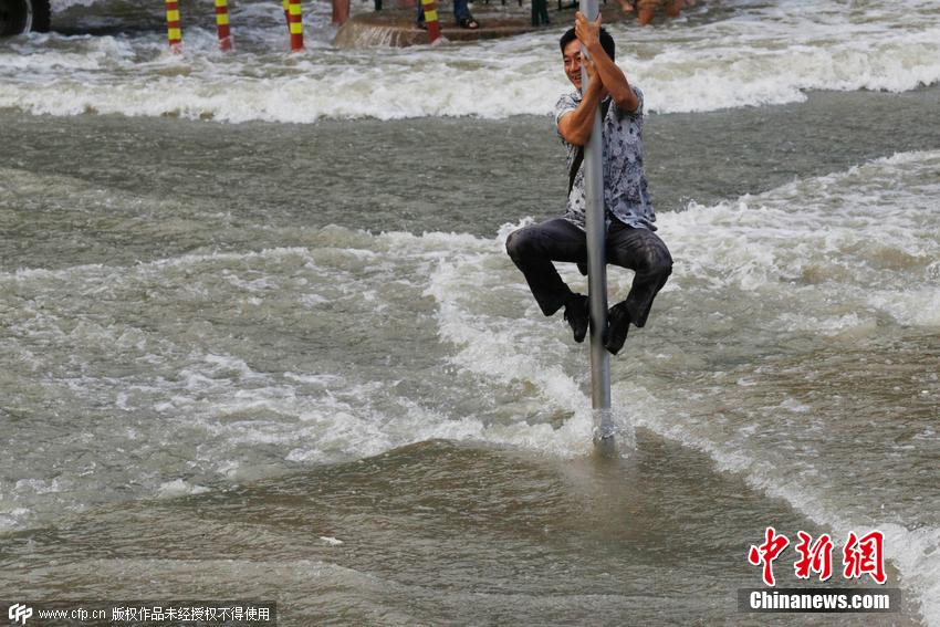 杭州錢塘江珊瑚沙水庫段，兇猛的“鬼王潮”沖上岸來
