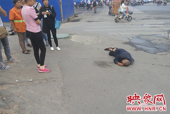 老人倒地后無人敢扶，過路市民拍照作證。