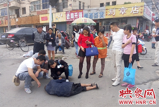 據(jù)附近環(huán)衛(wèi)工人介紹，老人是自己過路口時不小心摔倒的。